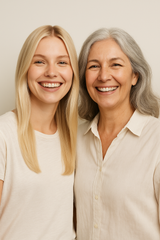 Junge und ältere Frau mit natürlichem, gepflegtem Haar und echtem Lächeln – harmonisch, authentisch und markentypisch für Authentic Beauty Concept.