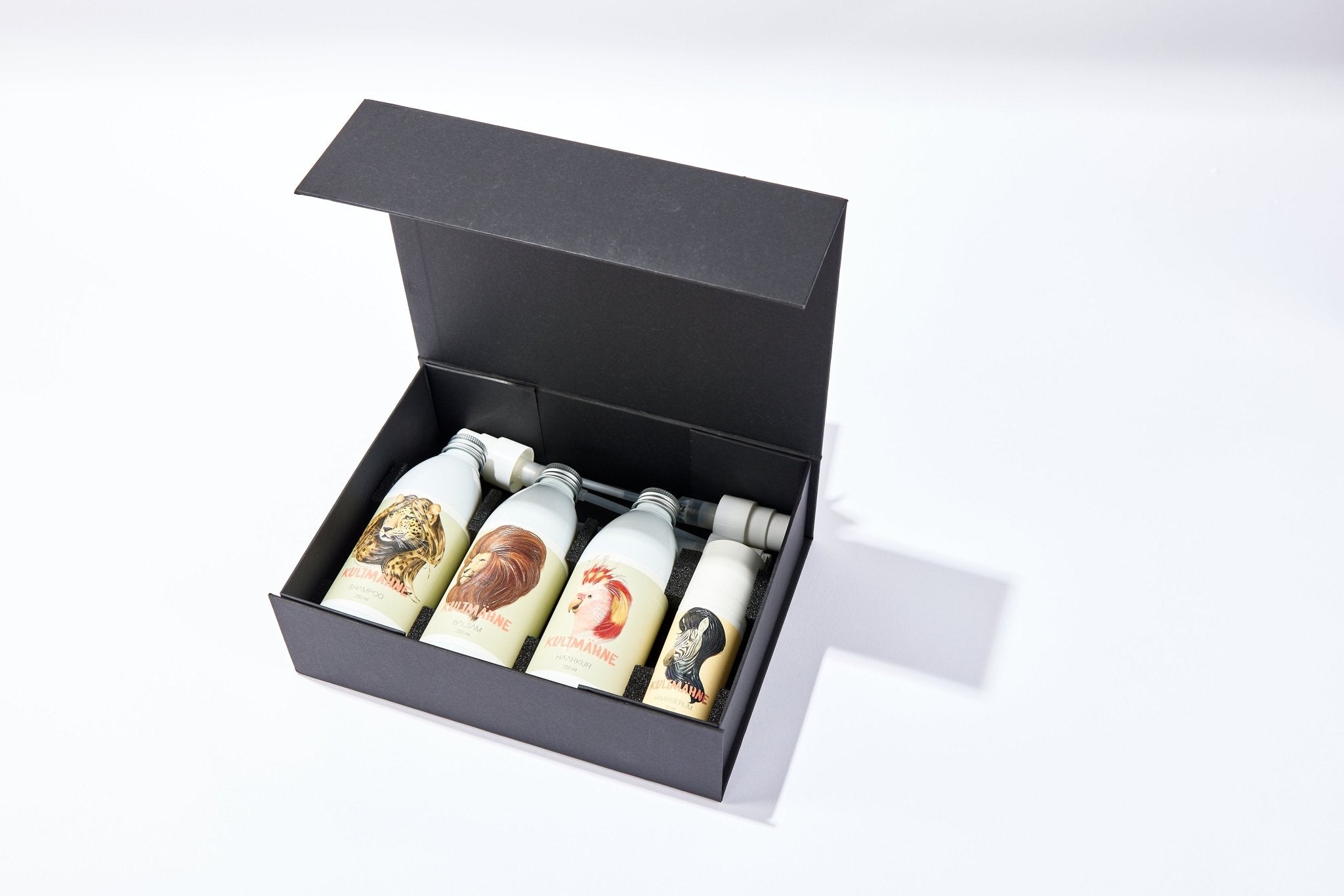 Gesamtansicht des KULTMÄHNE Geschenksets mit 4 veganen Haarpflegeprodukten und Infobroschüre – hochwertig & nachhaltig – erhältlich im Matuschka Shop mit Dosierpumpe