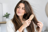Haare elektrisch aufgeladen wirksam bändigen
