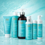 Moroccanoil Curl Serie günstig kaufen – Pflegende Lockenprodukte mit Arganöl für definierte, glänzende und frizzfreie Locken, Produktreihe für welliges und lockiges Haar auf hellem Hintergrund.