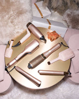 ghd Cashmere Limited Edition Stylingtools, Cases und Bürsten in Beige auf goldenem Tablett