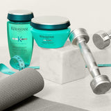 Kérastase Extentioniste Serie mit Bain, Masque und Serum für längeres, stärkeres Haar vor hellem Hintergrund