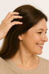 Lächelnde Frau (seitlich) greift sich ins gepflegte, volle Haar vor weißem Hintergrund zur Kollektionsseite der Marke Uraw bei Haarausfalll