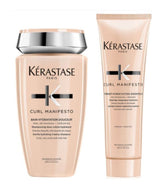 Kerastase Curl Manifesto Set Duo bestehend aus Shampoo und Pflegecreme, dekorativ arrangiert auf hellem Hintergrund. Die Produkte sind für lockiges und welliges Haar geeignet und stehen nebeneinander, klar erkennbar mit beigen Verpackungen und goldenen Details. Ideal als hochwertige Haarpflege für definierte Locken.