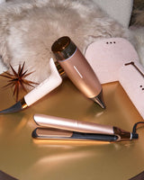ghd Haartrockner, Glätteisen und Case Cashmere Limited Edition in Beige auf goldenem Tablett