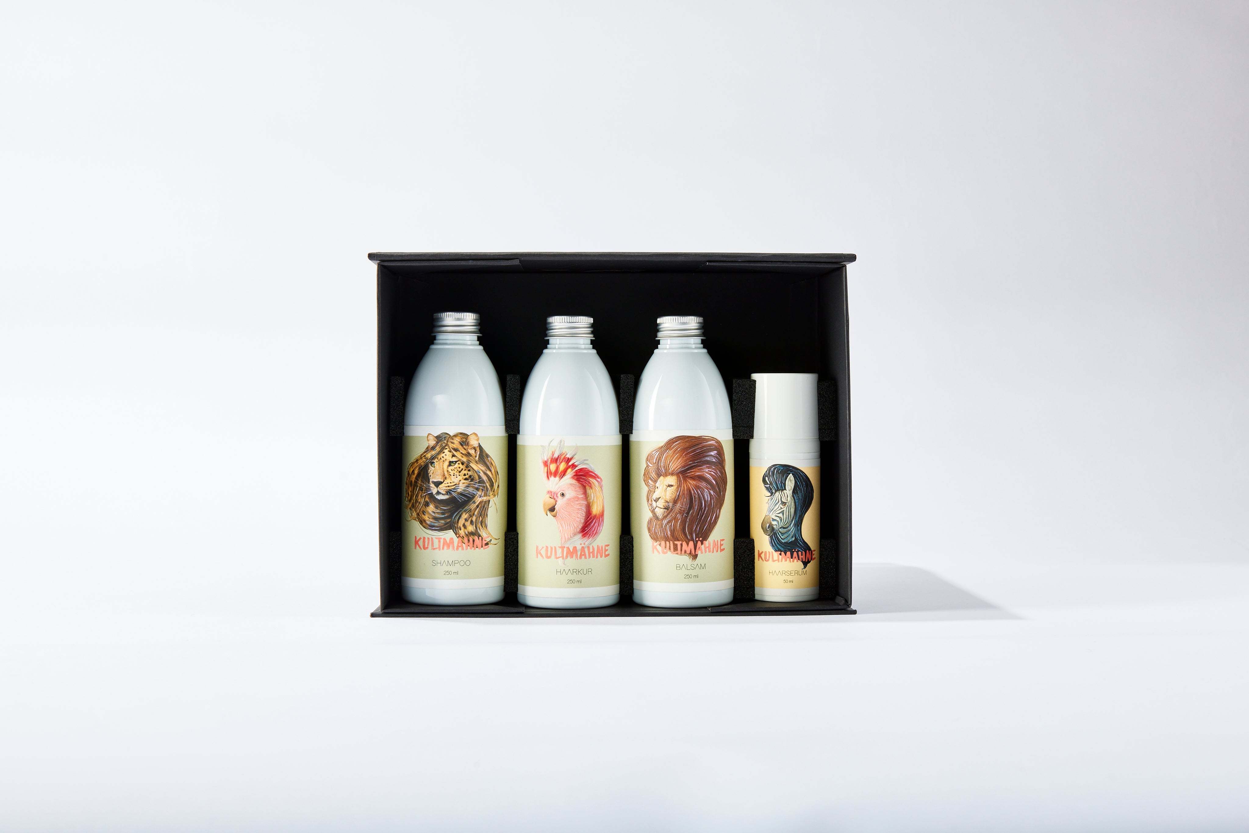 Gesamtansicht des KULTMÄHNE Geschenksets mit 4 veganen Haarpflegeprodukten und Infobroschüre – hochwertig & nachhaltig – erhältlich im Matuschka Shop