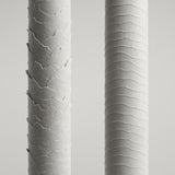 Zwei Haarstränge unter dem Mikroskop: links aufgeraute, beschädigte Haarstruktur; rechts glatte, gesunde Schuppenschicht illustrierr die Wirkweise von Olaplex